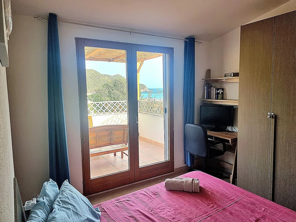 4 Bedroom Villa With Garden 3 min Walk From Beach!