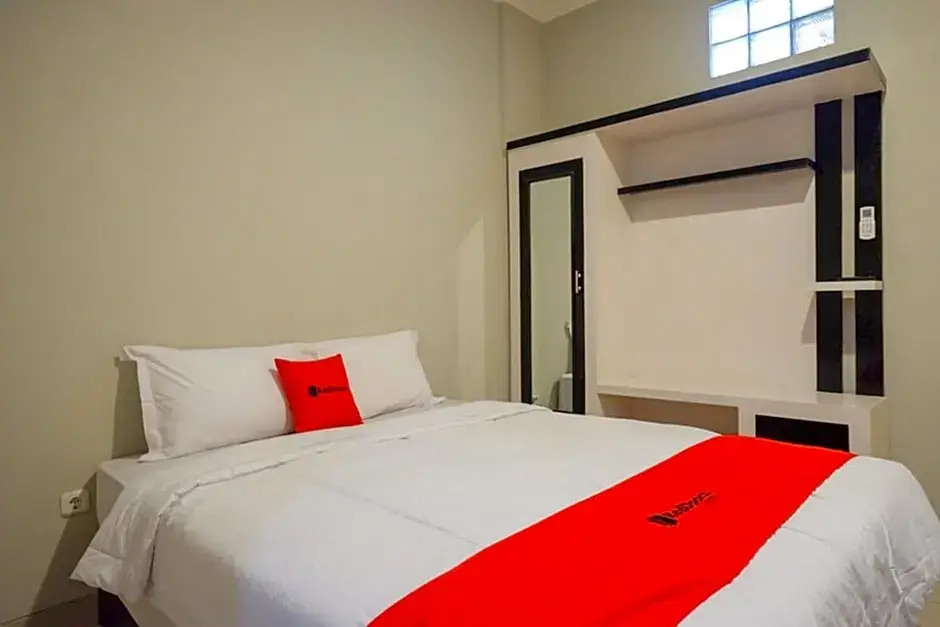 RedDoorz Plus near Jogja City Mall 5