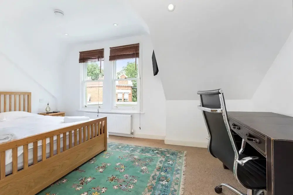 Traditional Chelsea Maisonette With 2 Bedrooms and Wonderful Views of the River