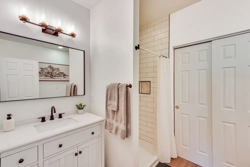 <1 Mile to Downtown South Bend: Dog-friendly!