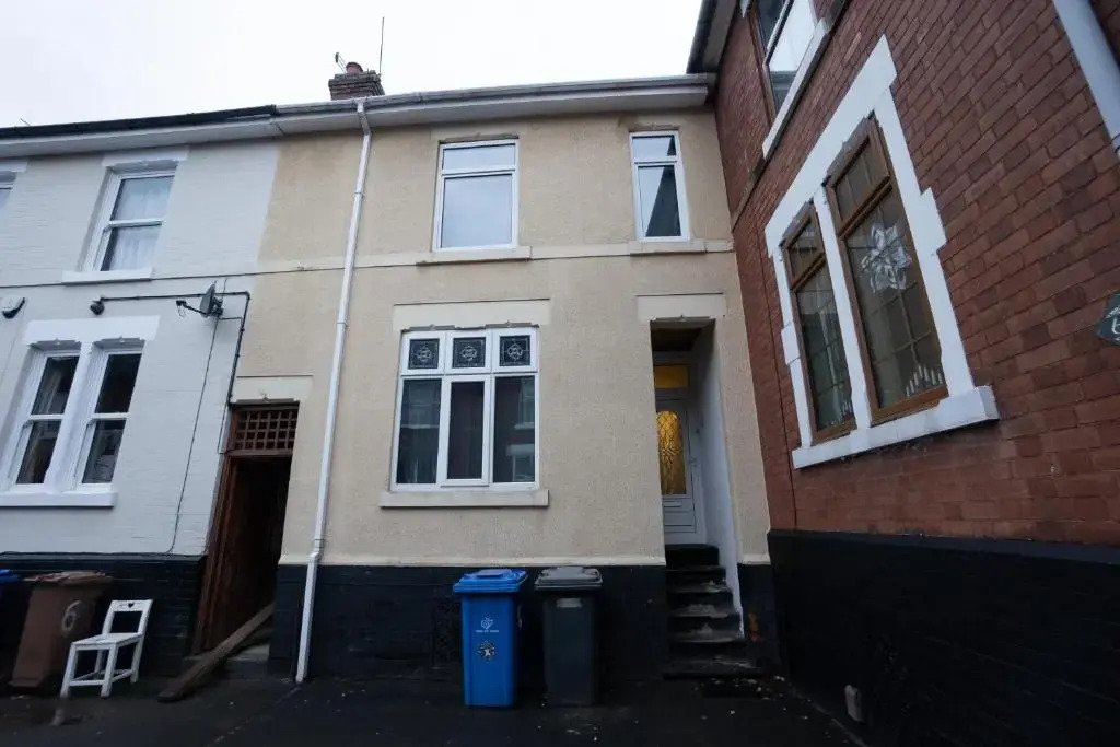 *4 Bed House *Central *Newly Refurbished *Parking