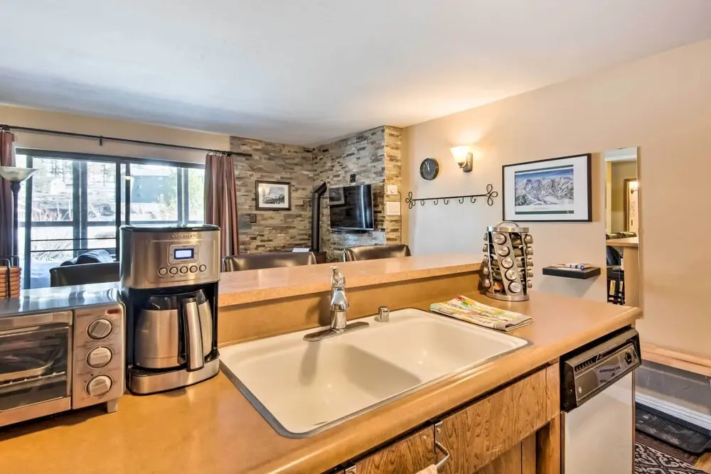 Walk to Ski Lift & Village: Lovely Kirkwood Condo