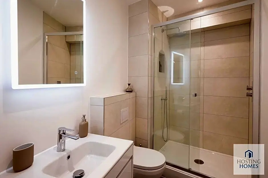 Modern Queen Street Apartment In The Heart Of Town 5