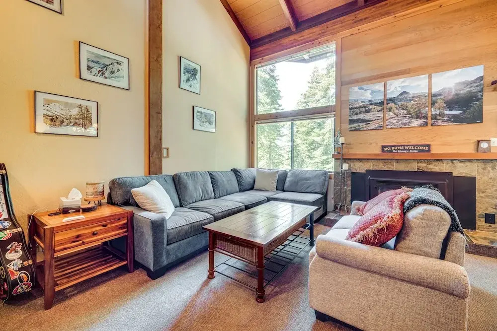 8 Mi to North Tahoe Beach: Truckee Resort Condo