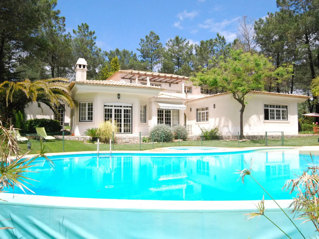 Luxurious Villa in Quinta do Conde with Private Terrace