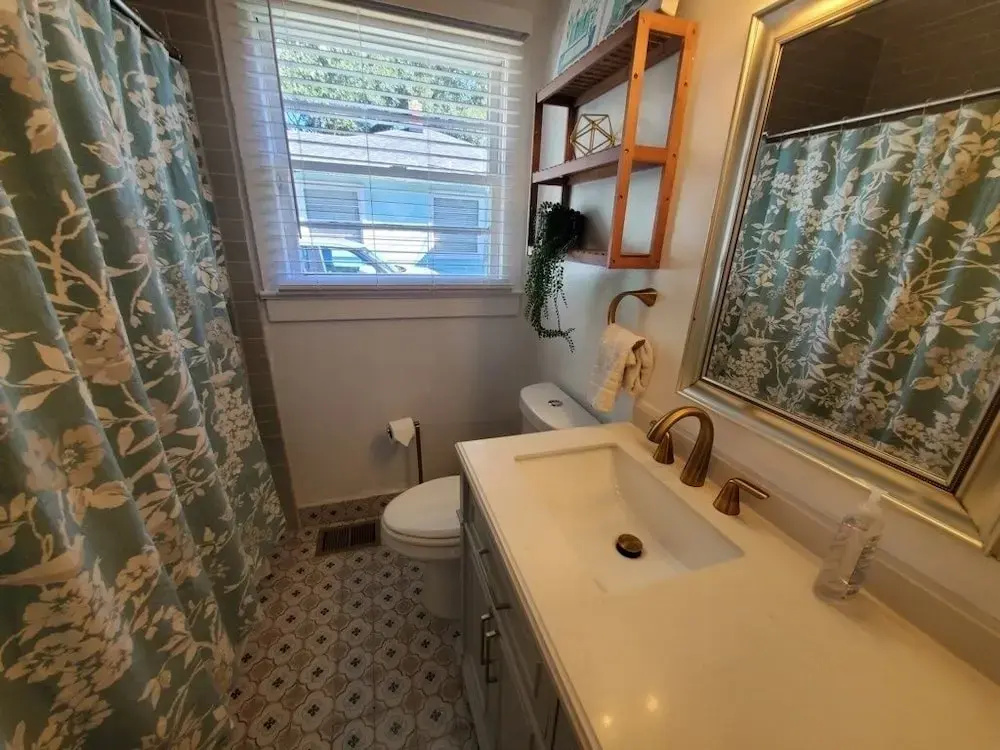 Downtown Getaway - Pet Friendly 3 Bedroom Home