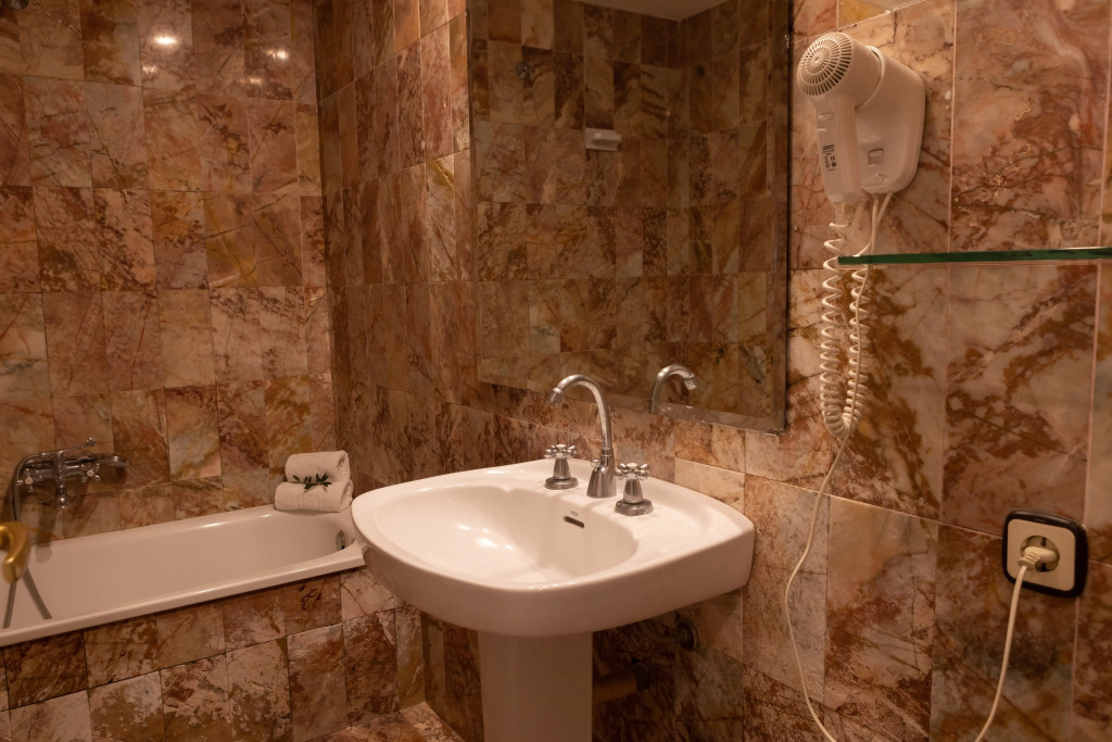 Hotel Roger de Flor by Seleqtta