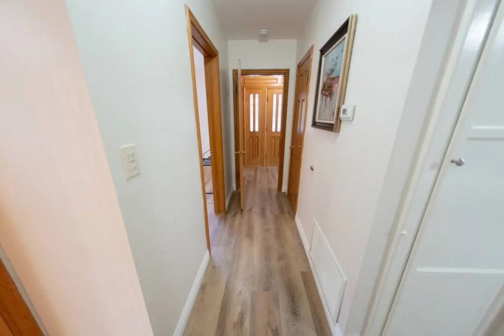 BEAUTIFUL 4-BEDROOM BURBANK HOME WITH SWIMMING POOL!  (p12)