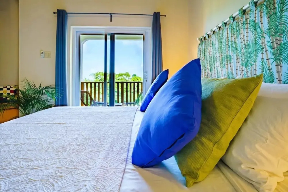 HOSPITALITYEXPERT 2BR Townhouse 1, MoBay, Sleeps 6 - Pool, Beach & Private Chef