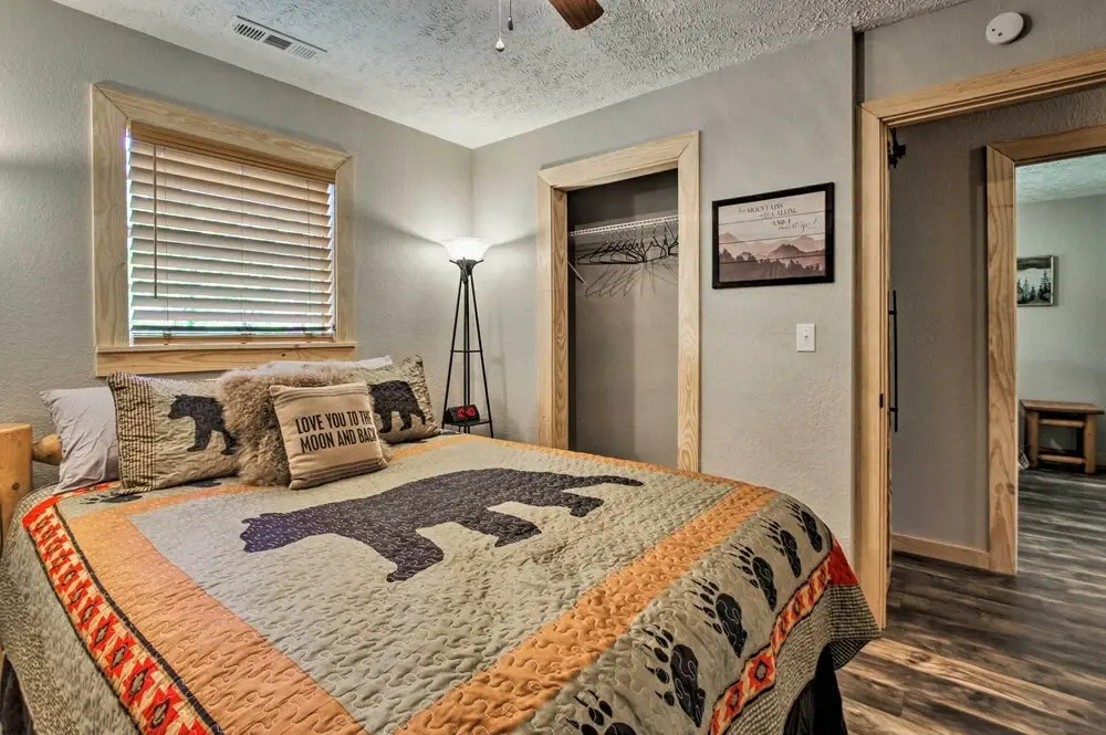 Secluded Cabin w/ Hot Tub, 3 Mi to Pigeon Forge!