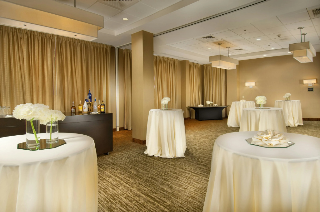 DoubleTree by Hilton Dulles Airport-Sterling
