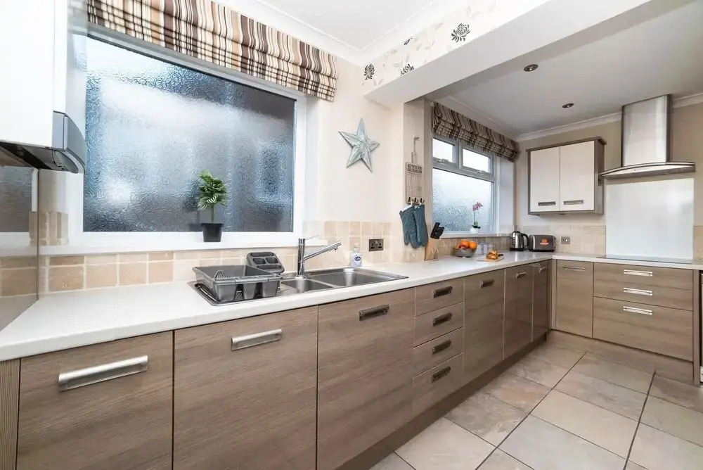 Gorgeous Modern 4 Bedroom House - Free Parking and Netflix by WHA for Contractors Relocation