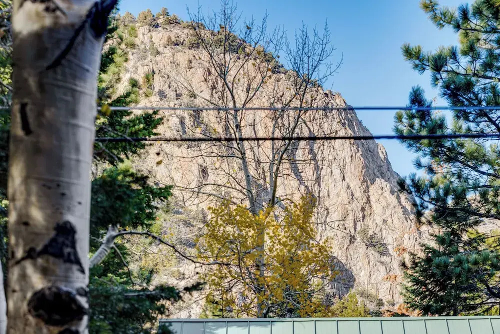1 Mi to Skiing! Cabin Hideaway on June Lake Loop