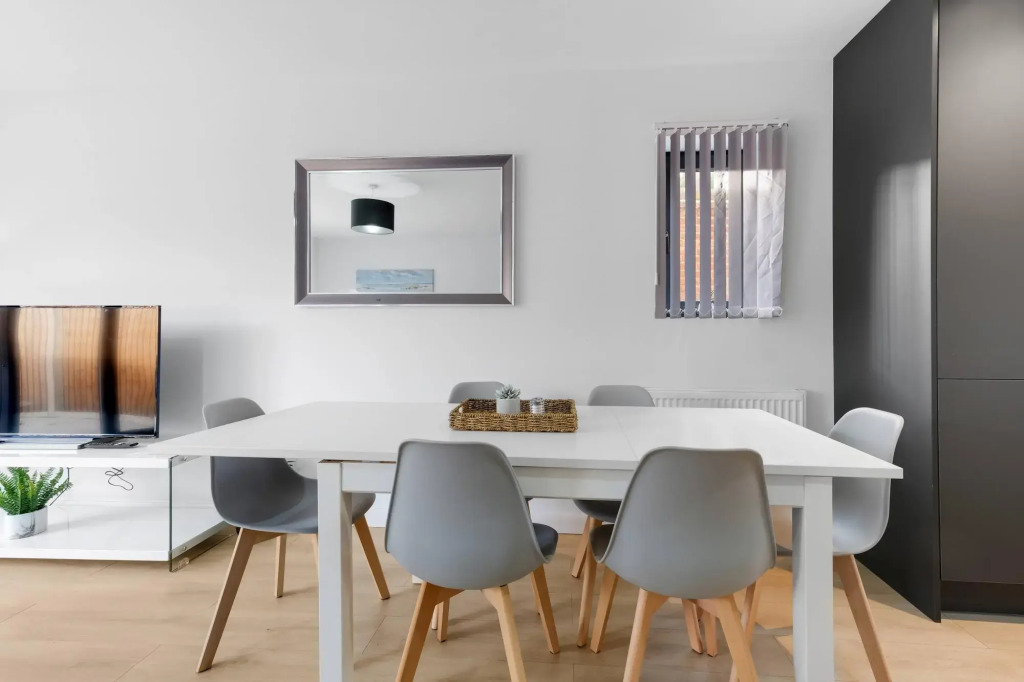 Modern 4 Bedroom House 03 With Parking in Farnham