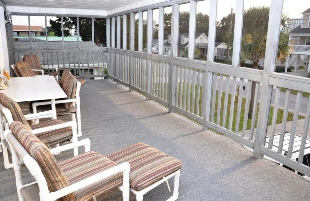TJ's - 4 Br home by RedAwning