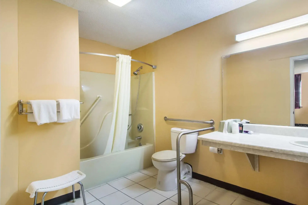 Super 8 by Wyndham Darien