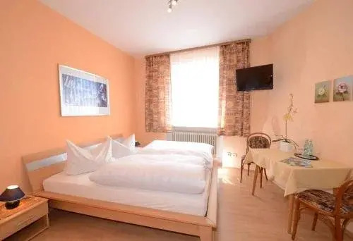 Gasthof zur Post Hotel und Parkplatz