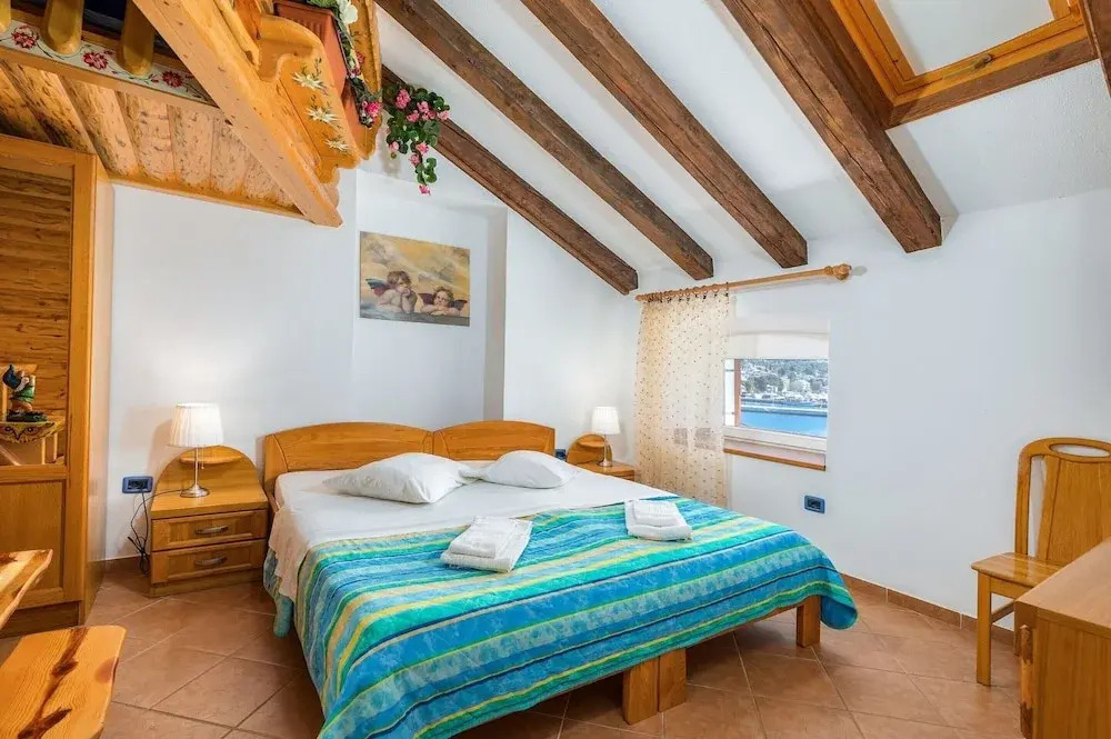 Apartment in Cres With Sea View and Old Town