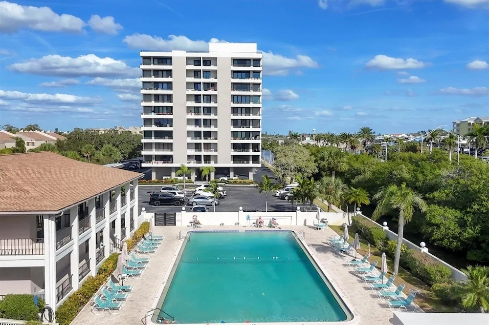 Anchorage Resort 8th Floor Condo In Siesta Key With Resort Amenities And Private Beach Access! 2 Bedroom Condo