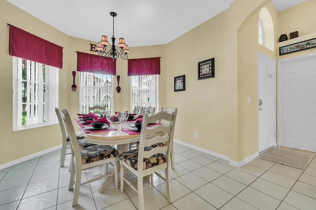 CP453TC - 4 beds pool home with game room, Davenport, US