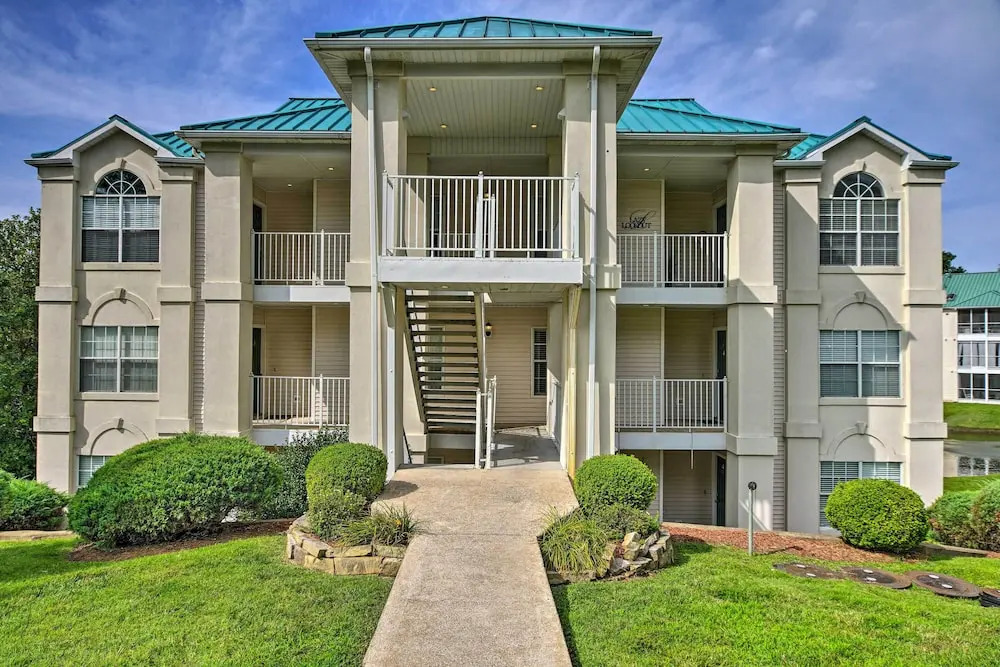 Unwind Fireside! Condo 4 Mi to Branson Strip