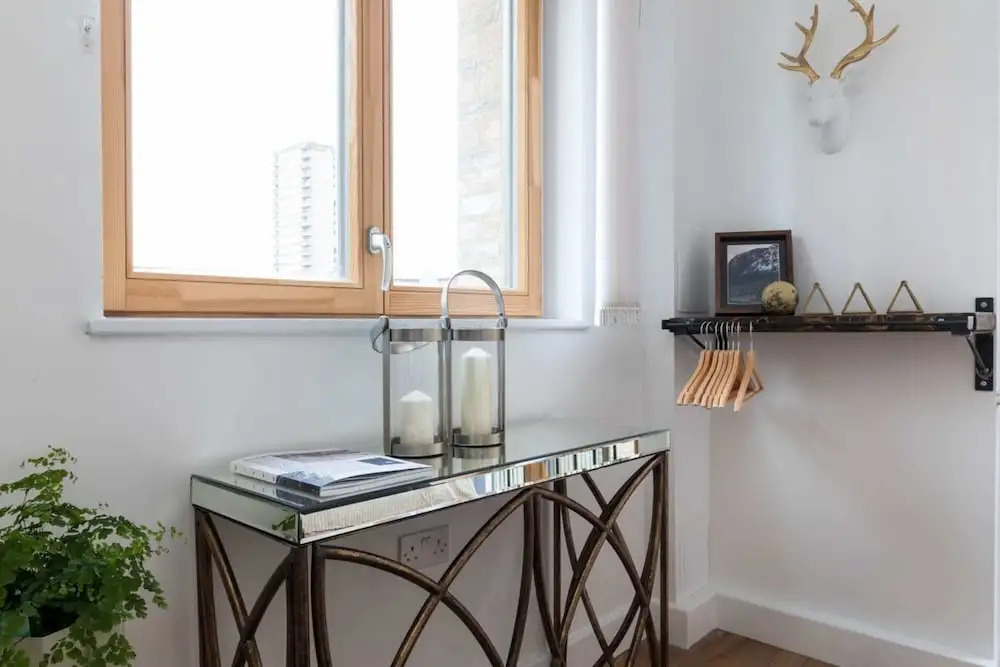 Modern & Designed 2 bed Penthouse Apt Sleeps Five