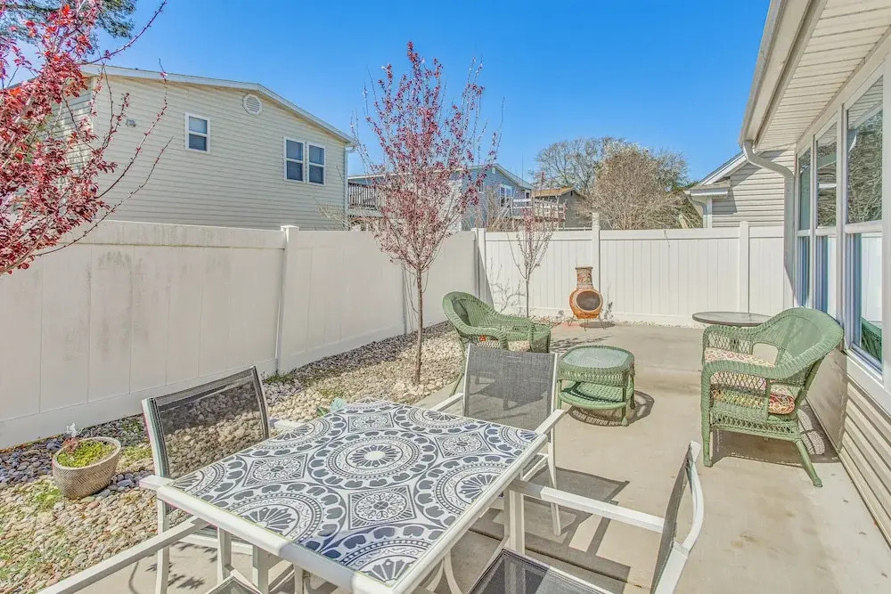 Private Yard, Patio and Grill Surfside Beach Home!
