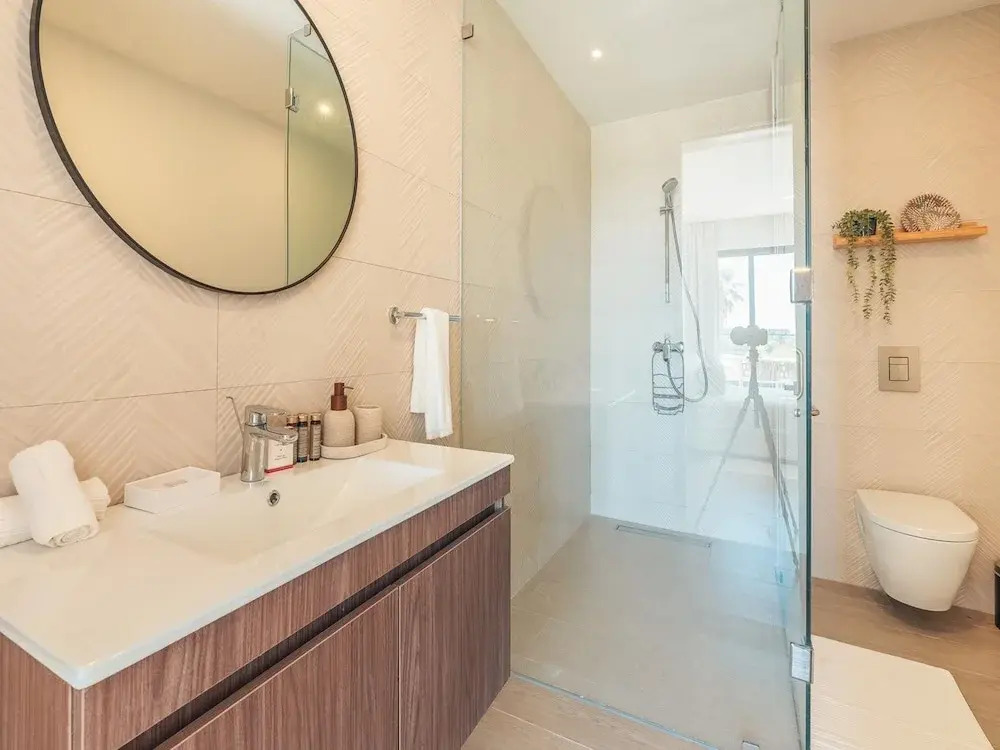 4 Guest 2 Bedrooms Balcony and Shared Pool