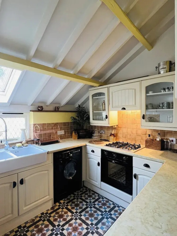 Local Pubs, Walking Routes, Cottage w Parking