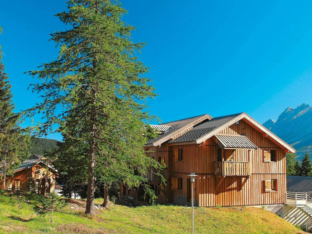 Wooden apartment in family friendly and sunny Superdevoluy
