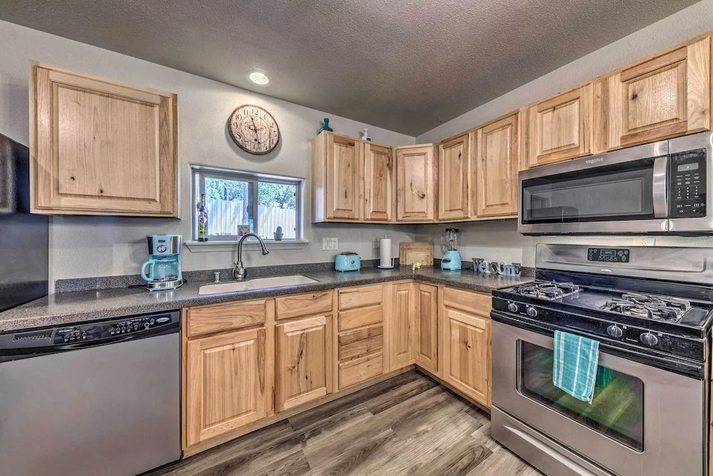Pet-friendly Ruidoso Home w/ Deck & Forest Views!
