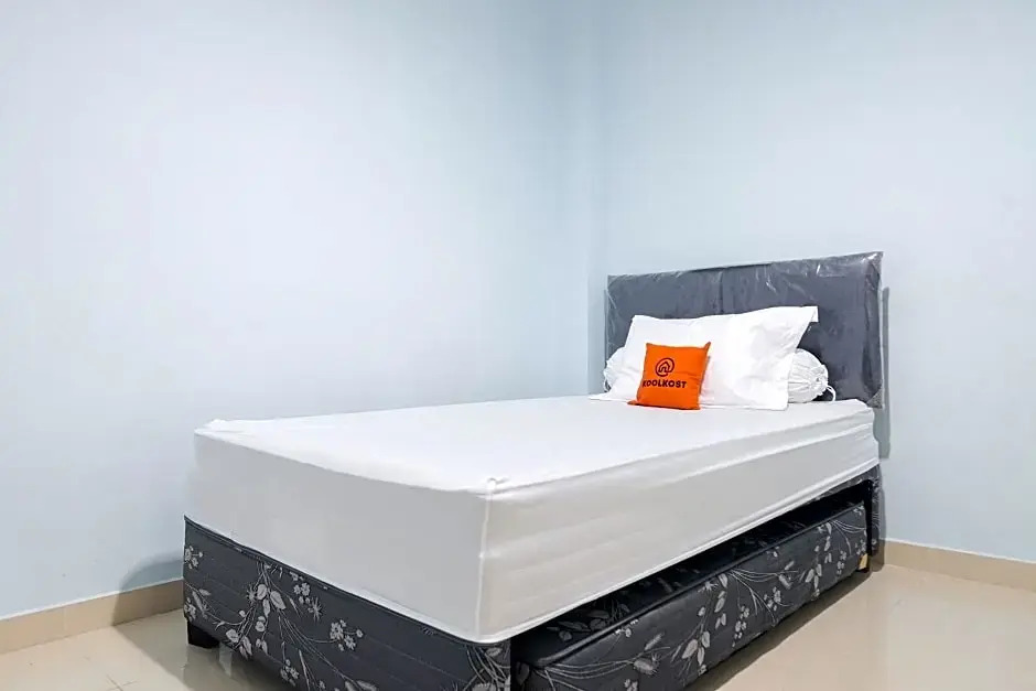 KoolKost Syariah near Green Pramuka Square Mall - Minimal Stay 6 Nights