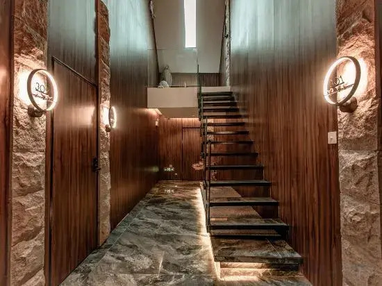 Shiny Inn