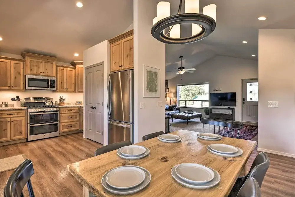 Cozy Designer Home w/ Gorgeous Mountain Views!