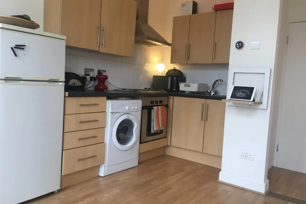 Bright 1 Bedroom Flat in West Hampstead With Balcony
