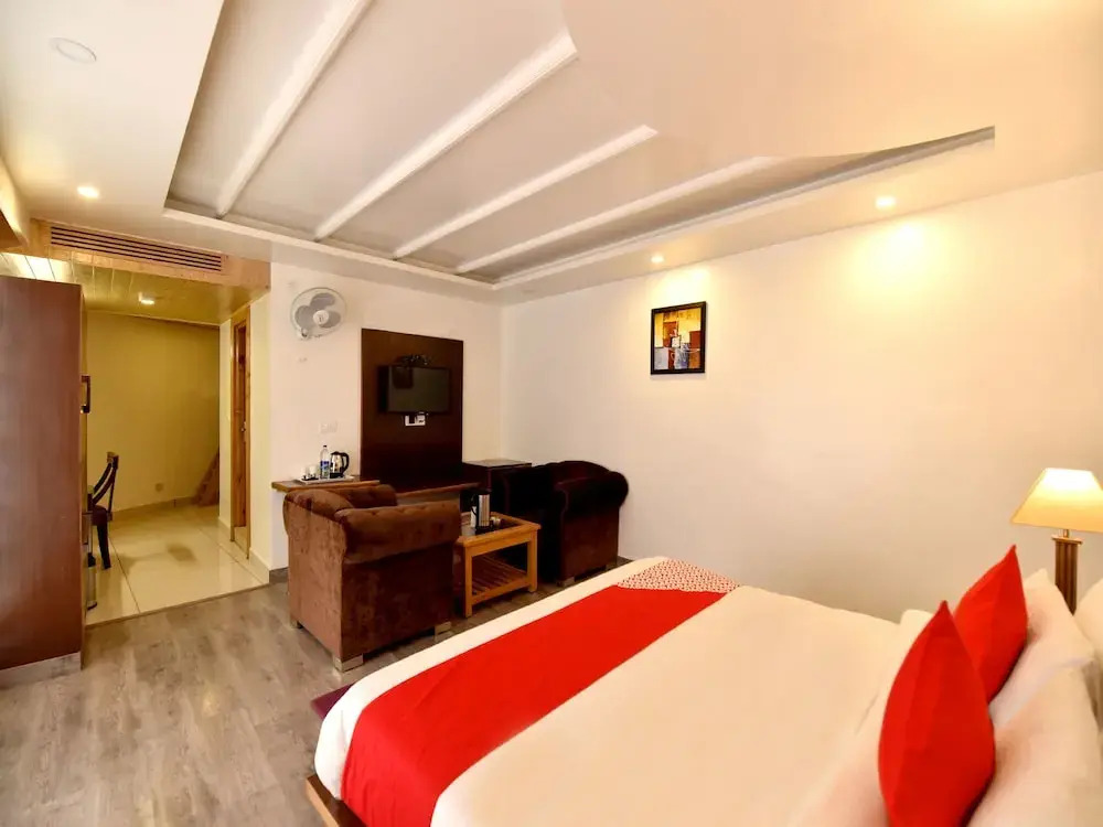 OYO 13091 Manali Grand
