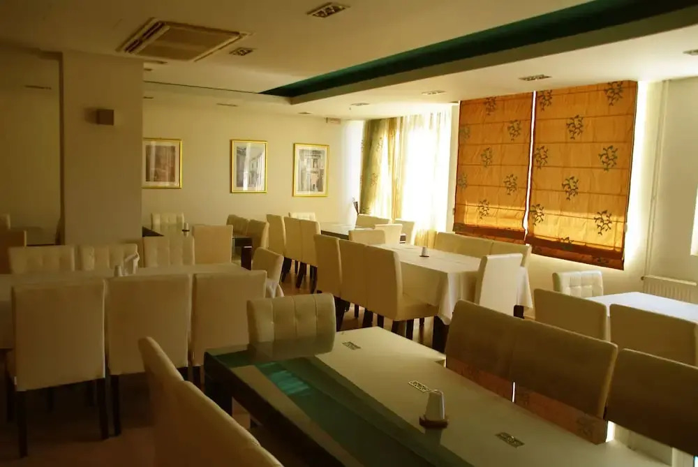 Saronis Hotel