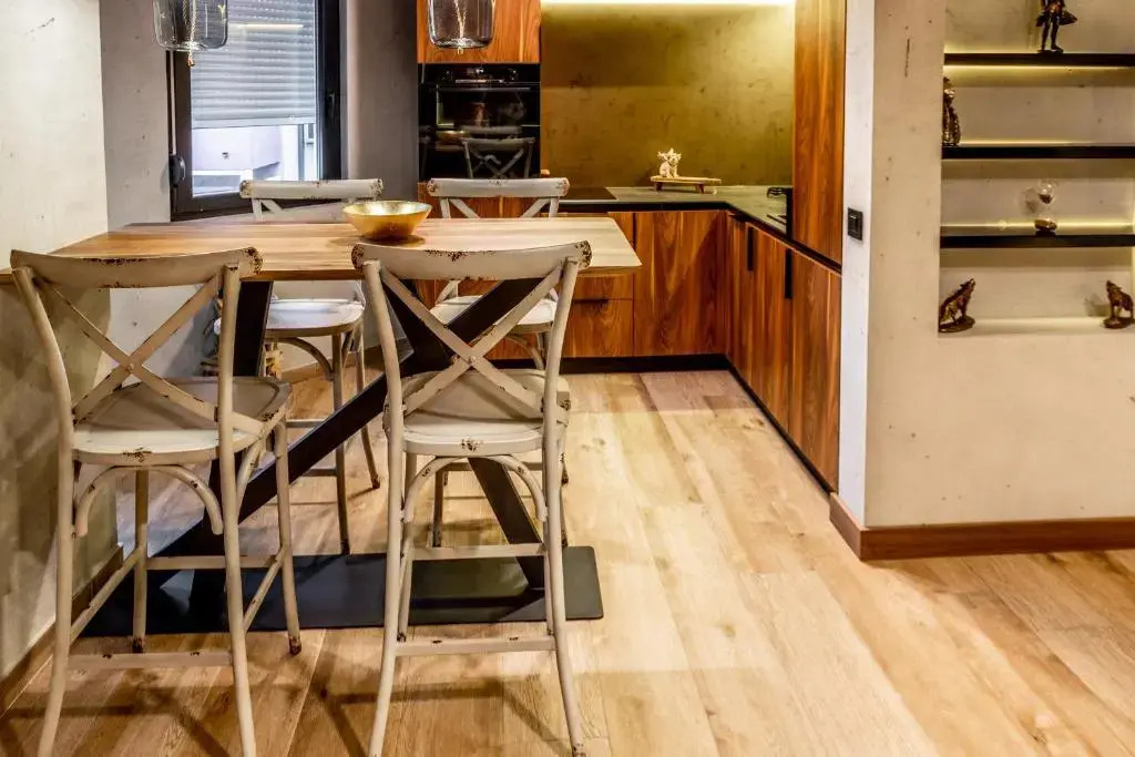 REINA Apartments