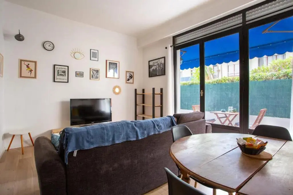 Apartment 5 minutes from the tram and 10 minutes from the sea