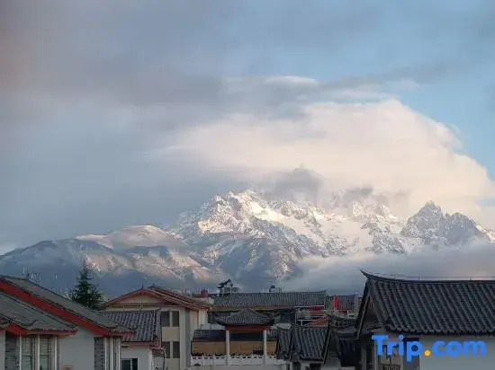 Shuishang Naxi Courtyard Traditional Designer Artistic Villa (The Old Town of Lijiang)