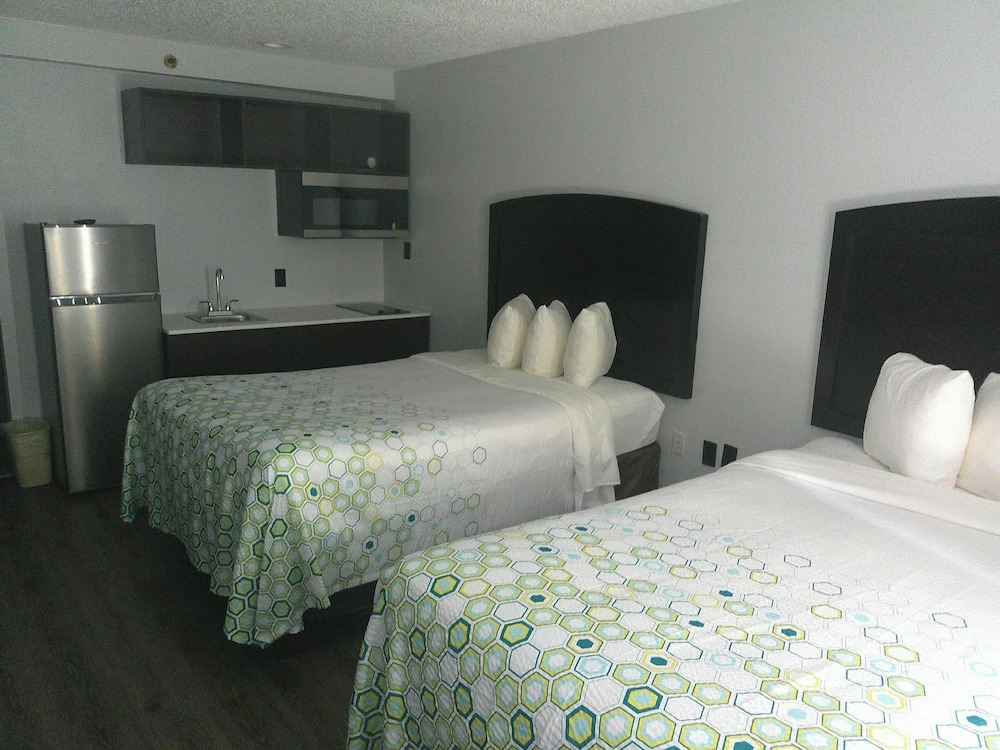 HomeTowne Studios by Red Roof Leesburg