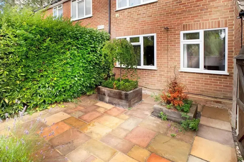 Ascot - Cottage Garden Parking