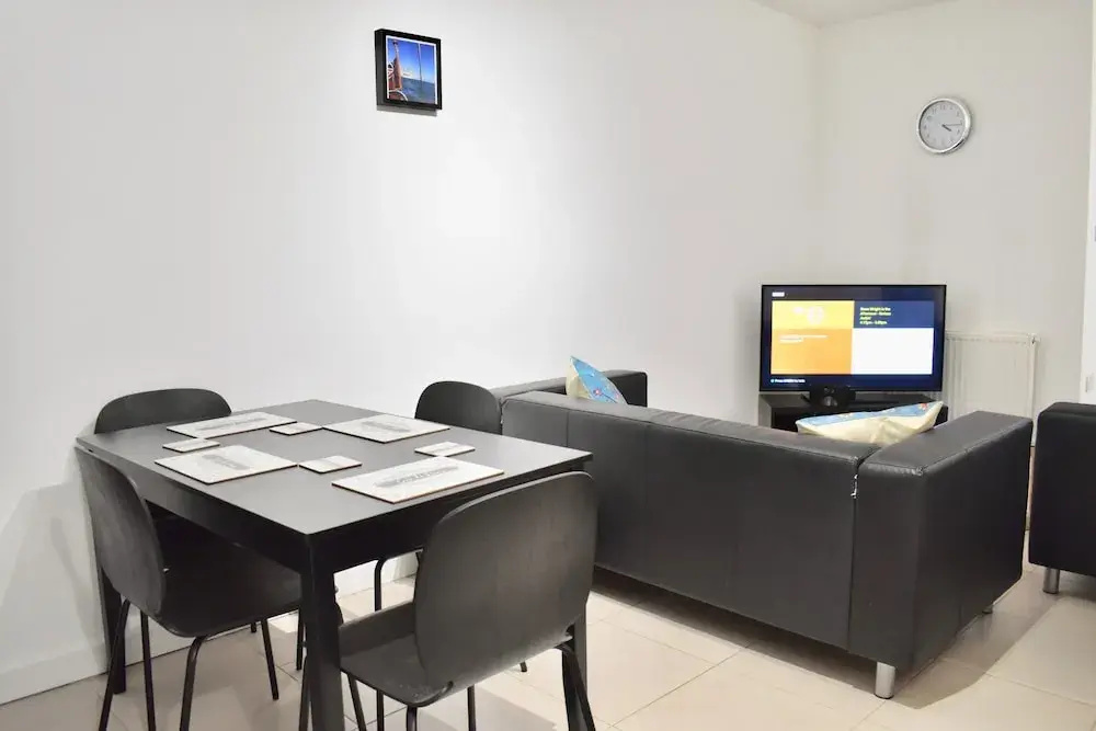 Modern 2 Bedroom House by the Station