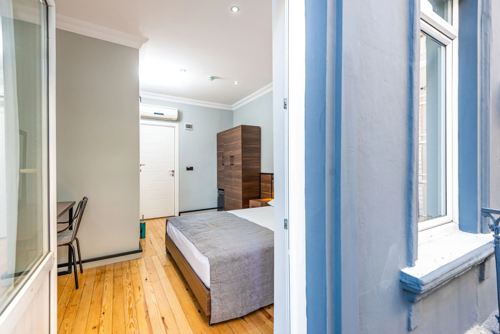 Aram Kerasi Rooms