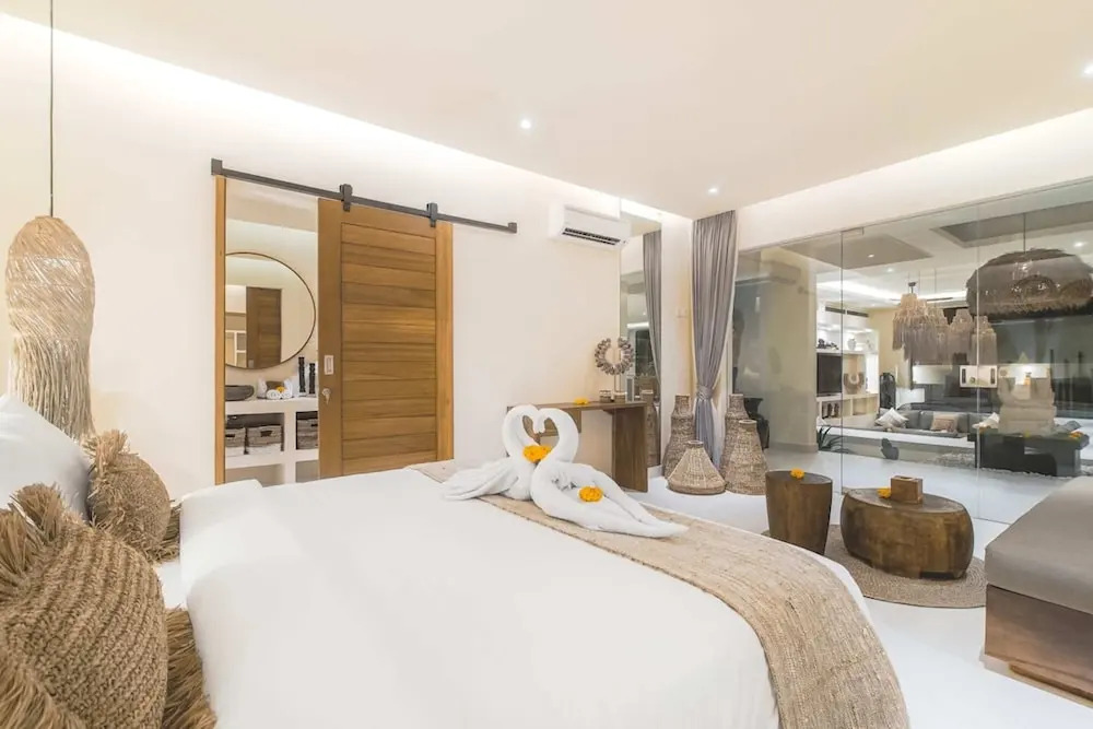 Villa Selaanc - Luxury 4BR Villa with Private Pool, Walking Distance to Seseh Beach