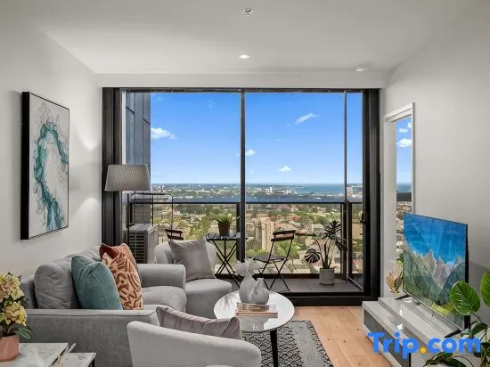 Sky Glow-Southbank Designer Glamour with Bay views