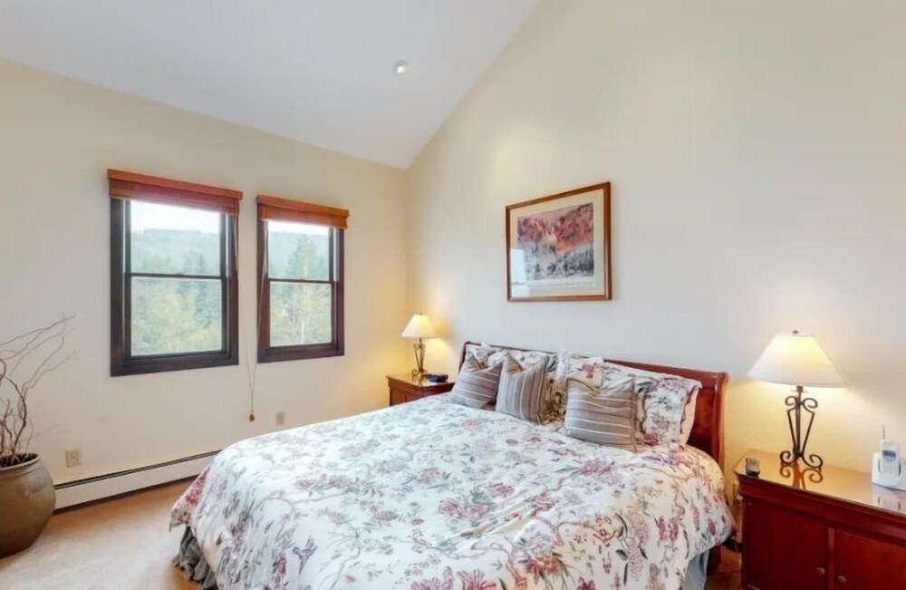 Premier Ski In, Ski-Out 3 Bedroom Condo With Spectacular Views, Heated Outdoor Pool And Hot Tub, Short Walk To Village