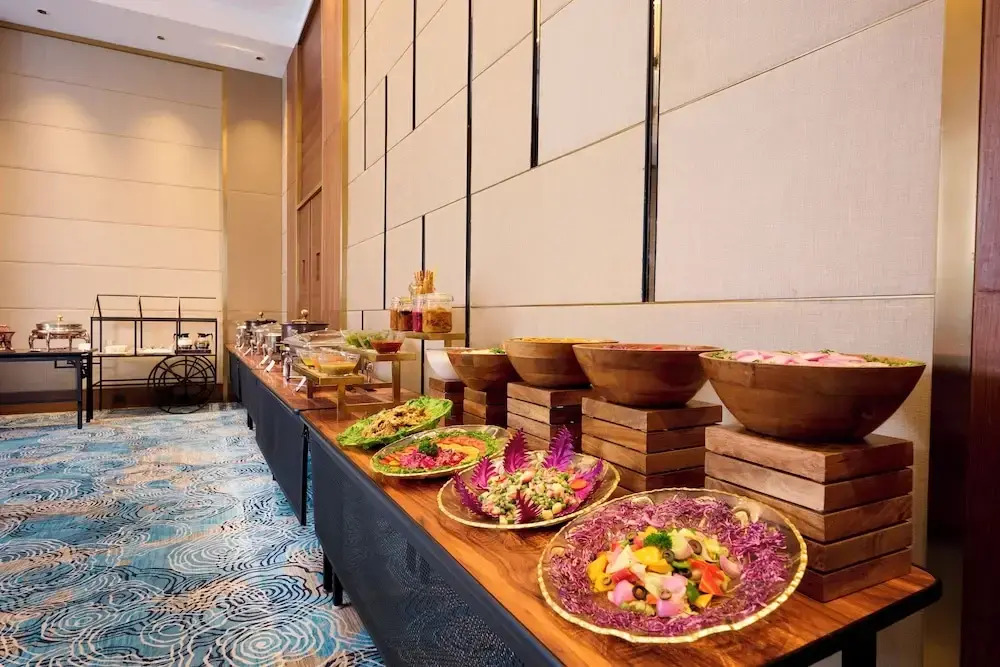 Iris Sarovar Portico