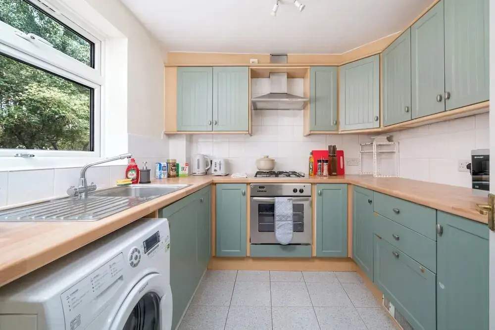Redhill Holiday Home Sleeps 4 - Parking