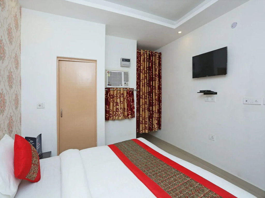OYO 11384 Hotel Diamond Star